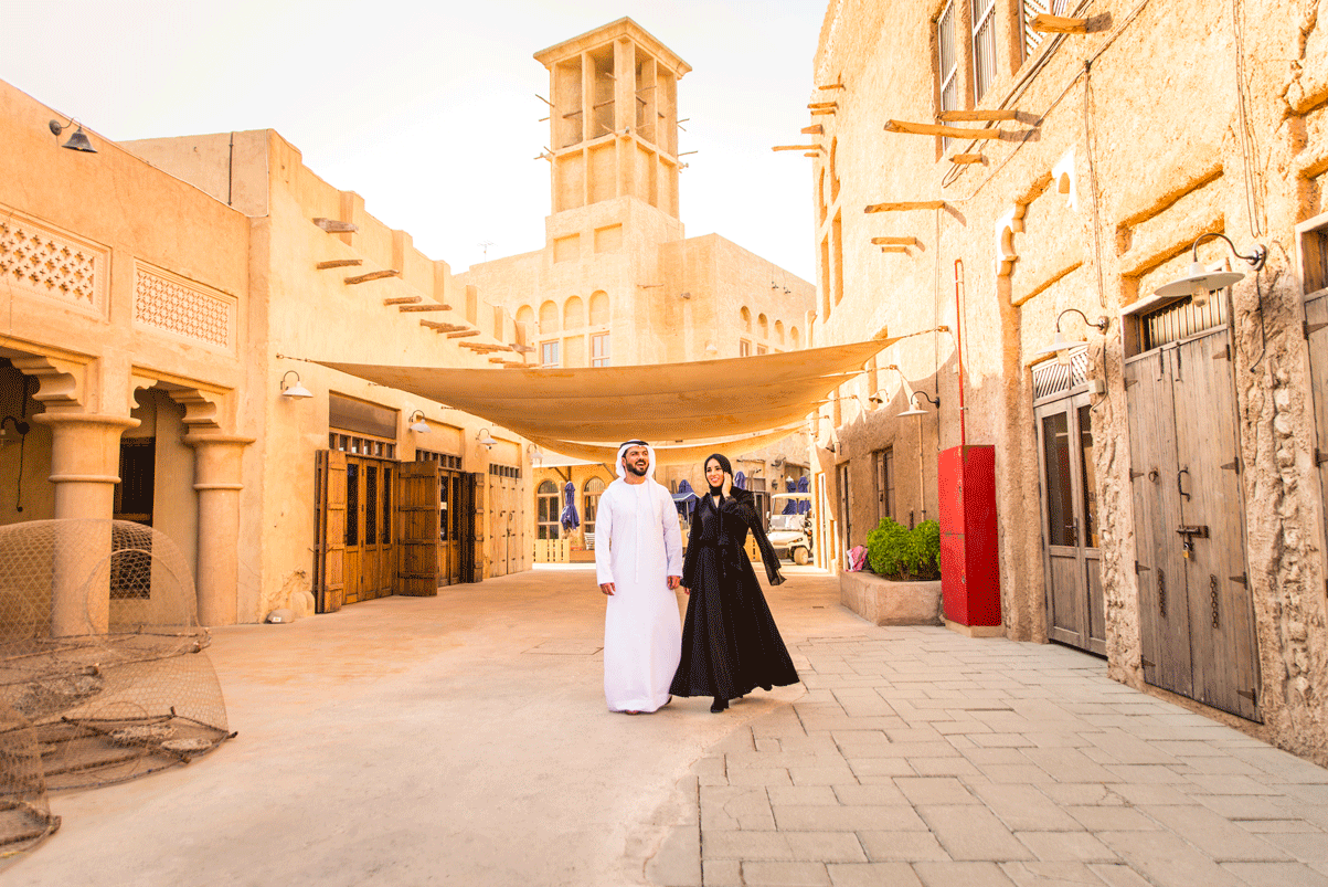 se déplacer à Dubai en couple dans les rues