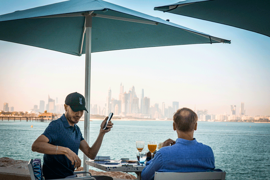 Deux hommes profitant d'internet du wifi gratuit à Dubai
