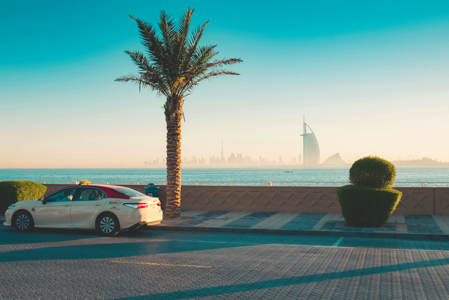 Taxi DXB avec toit beige