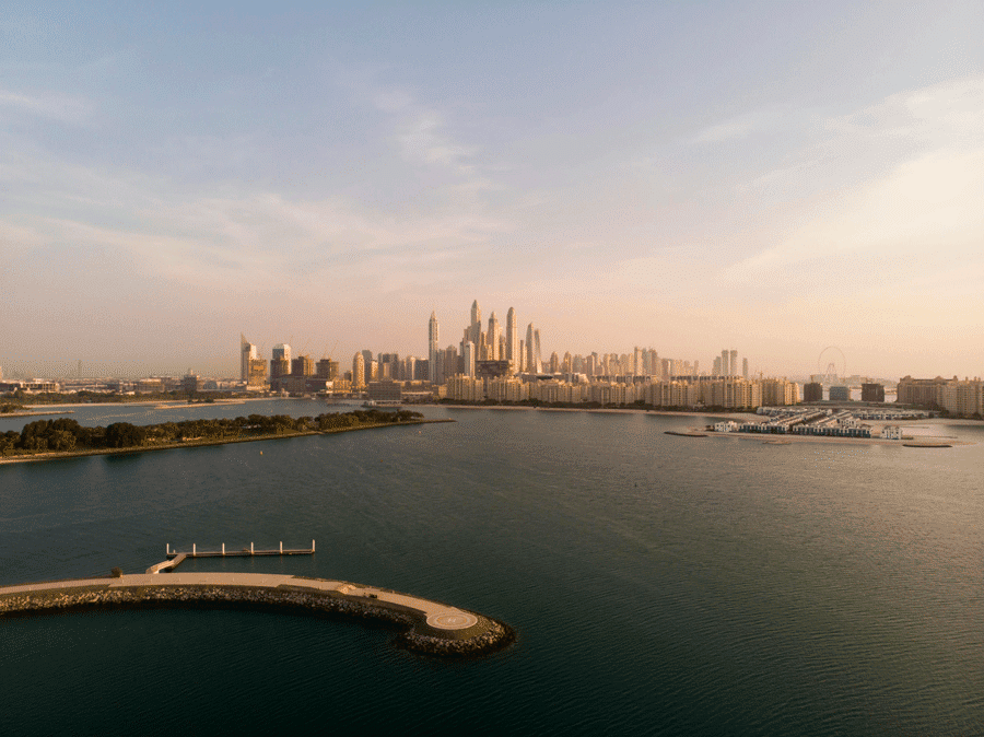 Horizon de Dubai Creek Harbour au crépuscule