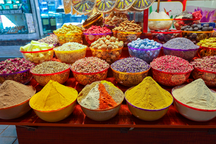 Étales colorées d'épices Dubai dans le souk de Deira