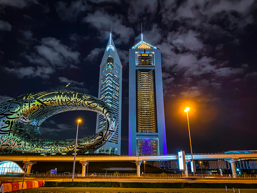 Vue du musée du futur à Dubai depuis cheikh Zayed Road