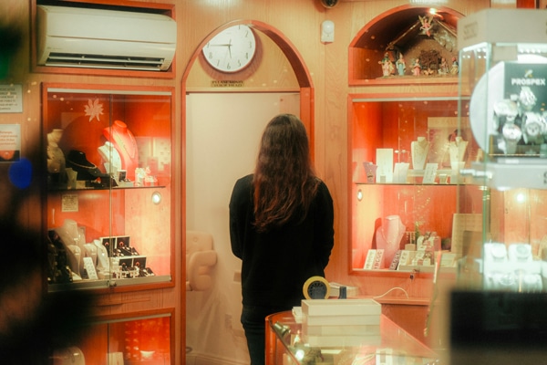 Une personne qui achète de l'or à Dubai
