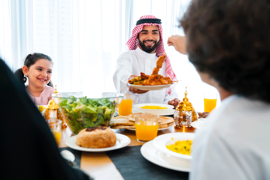 Repas familial convivial dans un restaurant pas cher à Dubai avec options enfants