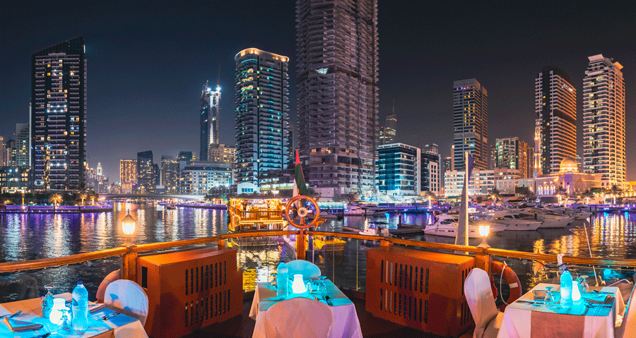 Plat savoureux dans un restaurant pas cher à Dubai avec vue urbaine