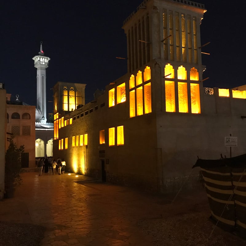 Quartier historique Al Fahidi (Bastakiya) à Dubaï avec ses ruelles et tours à vent